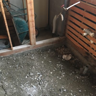 施工中物件：浴室解体、腐食しているか心配でしたが状態も良くシロアリ被害もなく一安心