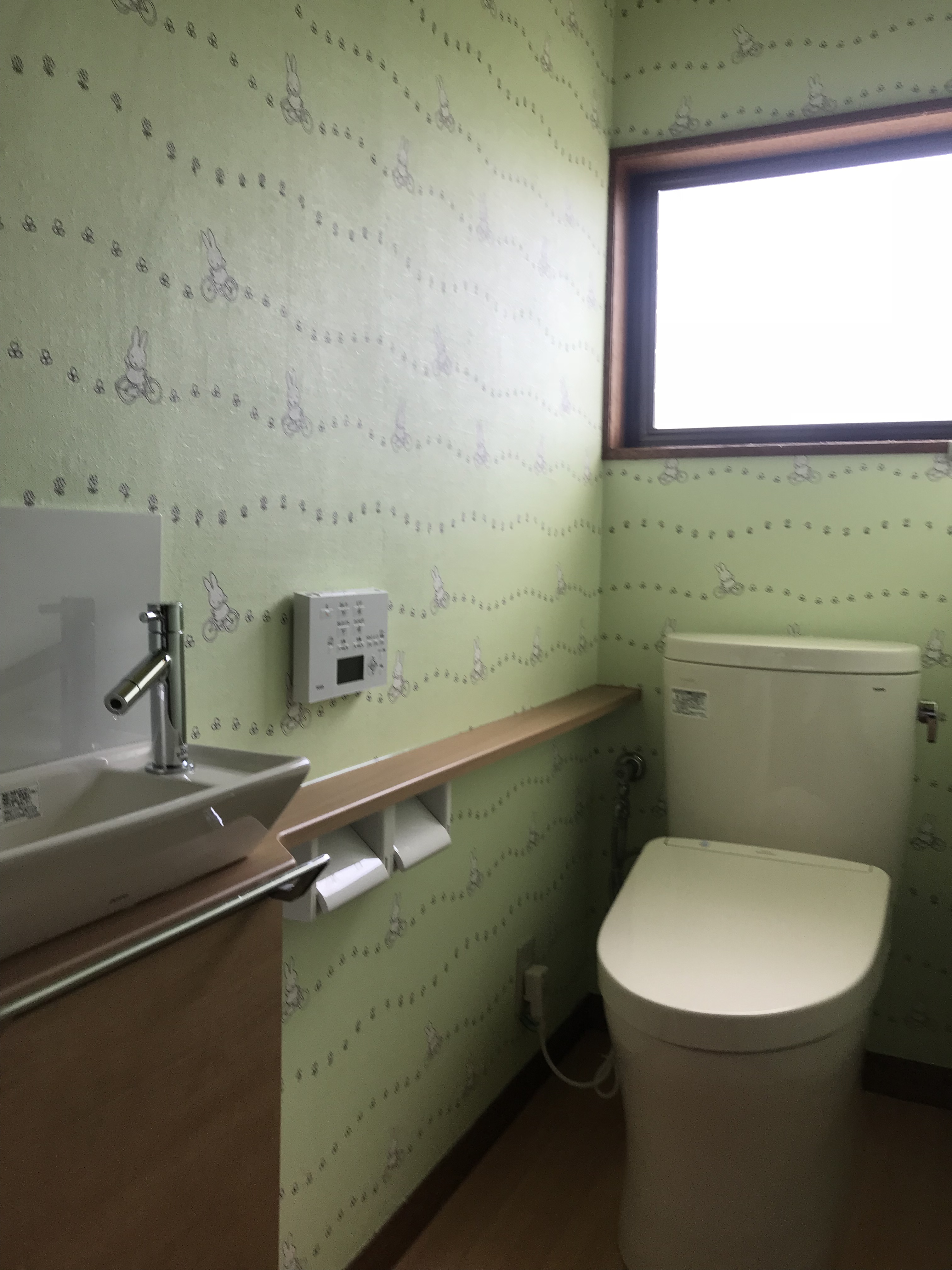 チェック柄の壁紙が かわいいトイレ空間に 熊本市 アイズ