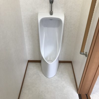 男性にうれしい小便器のあるトイレのリフォームが完了しました。