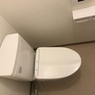 これで安心！綺麗なトイレに早変わり☆水漏れをなくして便器交換とクロス張り替え