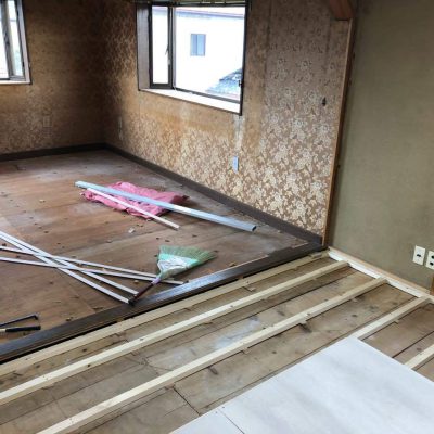 中古住宅の斜めだった床にフローリングを重ねて不陸調整しました。