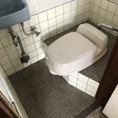 和式トイレから洋式トイレへ、店舗のトイレ改装工事例です。