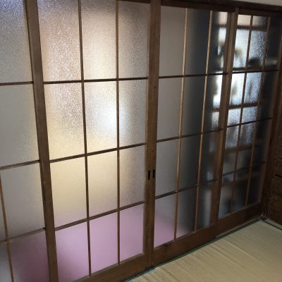 ガラス格子建具を交換して安心して生活できます。