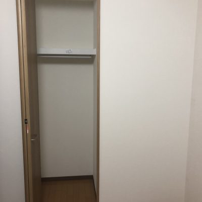 子供部屋に収納付きの間仕切り壁を設置しました。