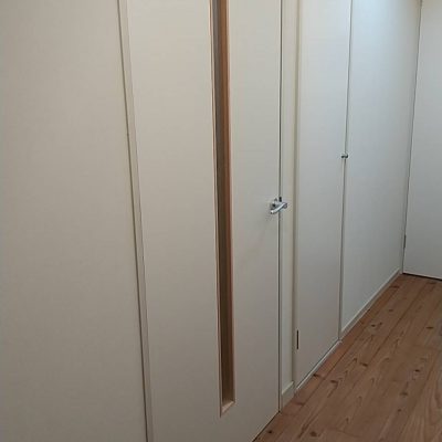 既製品のユニット建具が一般的ですが、オーダーで制作しました。