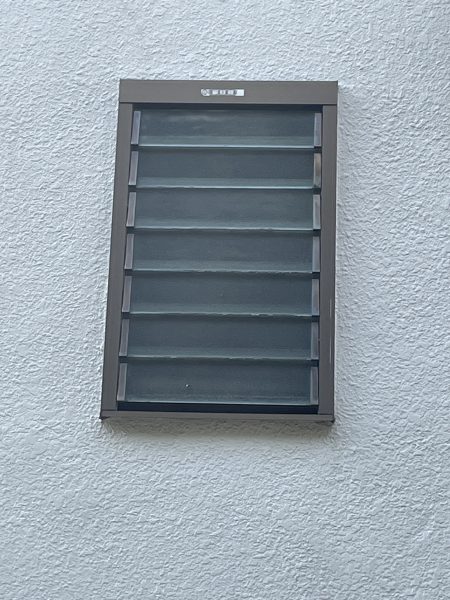 トイレのルーバー窓の交換